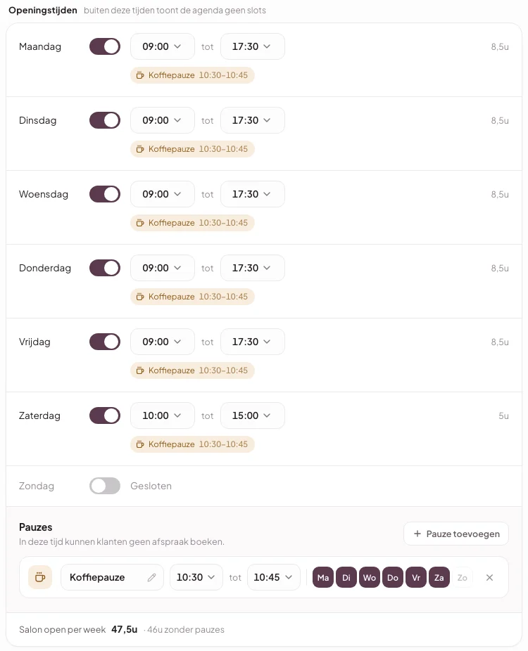 Kaart Openingstijden van een fictieve demosalon in een lokale testomgeving: per weekdag een schakelaar, begin- en eindtijd en het label Koffiepauze 10:30–10:45, daaronder het blok Pauzes met de pauzekaart en dagchips Ma–Zo.